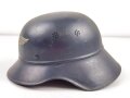 Stahlhelm Luftschutz. Originallack, ungereinigt, Das Abzeichen vollständig, beim Hakenkreuz der untere Arm seitlich verschoben