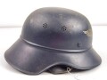 Stahlhelm Luftschutz. Originallack, ungereinigt, Das Abzeichen vollständig, beim Hakenkreuz der untere Arm seitlich verschoben