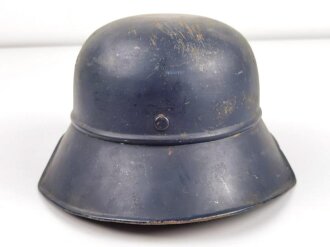 Stahlhelm Luftschutz. Originallack, ungereinigt, Das Abzeichen vollständig.