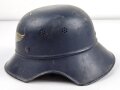 Stahlhelm Luftschutz. Originallack, ungereinigt, Das Abzeichen vollständig.