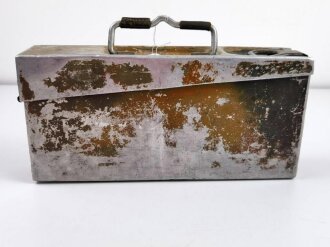 Gurtkasten / Patronenkasten Wehrmacht für MG Munition gegurtet. Ausführung in Aluminium, Originallack, datiert 1938, im Boden Löcher