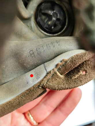 Gasmaske in Dose Wehrmacht. Die Dose datiert 1939.