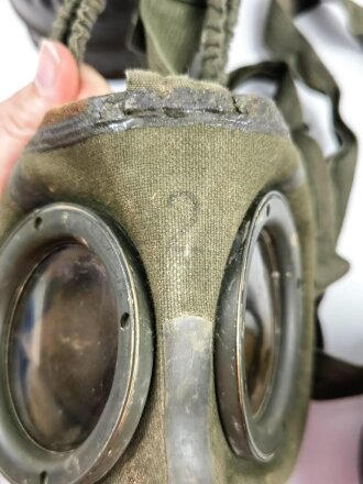 Gasmaske in Dose Wehrmacht. Die Dose datiert 1939.