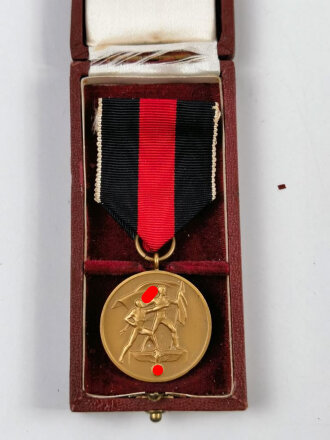 Medaille zur Erinnerung an den 1. Oktober 1938 (Anschluss Sudetenland), am Band mit Tragenadel. Im Etui, bei diesem ist das Deckelinlay lose