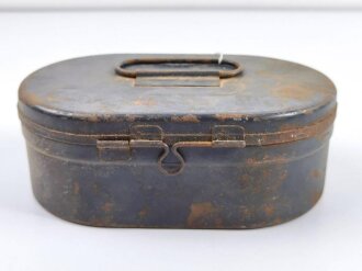 Transportkasten aus Blech Wehrmacht datiert 1943. Originallack, ich glaube zu wissen das es sich hierbei um Feldküchenzubehör handelt. Breite 21cm. Originallack, datiert 1943