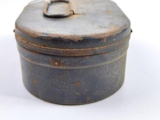 Transportkasten aus Blech Wehrmacht datiert 1943. Originallack, ich glaube zu wissen das es sich hierbei um Feldküchenzubehör handelt. Breite 21cm. Originallack, datiert 1943