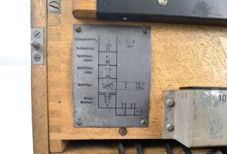 Kleiner Klappenschrank zu 10 Leitungen datiert 1942. Guter Gesamtzustand, Funktion nicht geprüft