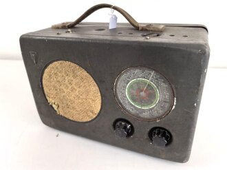 Radione R2 , Radioempfangsgerät, das unter anderem für die Truppenbetreuung bei der Wehrmacht zum Einsatz kam.  Funktion nicht geprüft