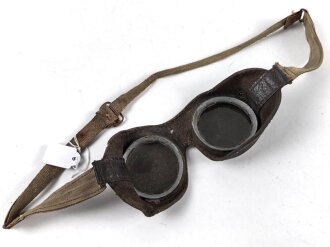 Schutzbrille Wehrmacht aus braunem Leder mit getönten Ultrasin Gläsern. Gebraucht, angetrocknet, ein Glas gesprungen