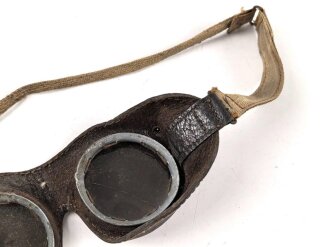 Schutzbrille Wehrmacht aus braunem Leder mit getönten Ultrasin Gläsern. Gebraucht, angetrocknet, ein Glas gesprungen