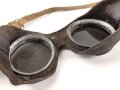 Schutzbrille Wehrmacht aus braunem Leder mit getönten Ultrasin Gläsern. Gebraucht, angetrocknet, ein Glas gesprungen