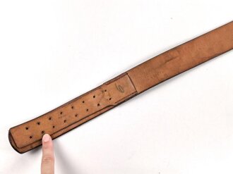 Koppelriemen Luftwaffe, schokoladenbraunes Leder, Aluminiumgegenhalt, Kammerstück datiert 1939. Gesamtlänge 113cm