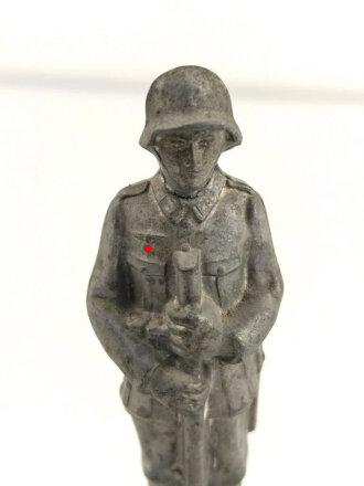 Spritzguss Figur, einen stehenden Infanteristen Darstellend. Gesamthöhe mit Marmorsockel 14,5cm. Defektes Stück