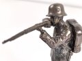 Spritzguss Figur mit Aschenbecher, einen stehenden Infanteristen mit Gewehr im Anschlag darstellend. Gesamthöhe mit Marmorsockel 17,5cm. Alte Reparaturstelle