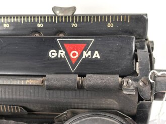 Dienstschreibmaschine " Groma" mit Runentaste auf der "3". "Kriegsaufmachung" die Gehäuseoberseite aus brauner Preßmasse. Etwas eingestaubt aber funktionsfähig.