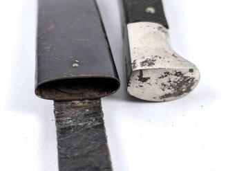 Fahrtenmesser für Angehörige der Hitlerjugend. Frühes Stück mit Devise, Hersteller Anton Wingen. Die Klinge alt zur " Bowie" Klinge geschliffen, das Griffemblem neuzeitlich ergänzt. Ungereinigtes Stück