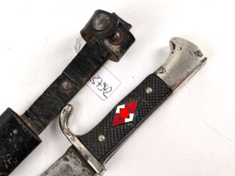 Fahrtenmesser für Angehörige der Hitlerjugend. Frühes Stück mit Devise, Hersteller Anton Wingen. Die Klinge alt zur " Bowie" Klinge geschliffen, das Griffemblem neuzeitlich ergänzt. Ungereinigtes Stück