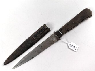 Kampfmesser / Stiefelmesser Wehrmacht. Ohne Hersteller, Klinge alt beschliffen, Scheide Originallack