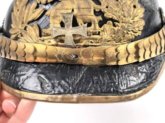 Hessen, Pickelhaube für einen Reserveoffizier . In alter Zeit geputzt, vermutlich Infanterie Leibregiment 117 ohne die Auflagen. Direkt aus Familienbesitz