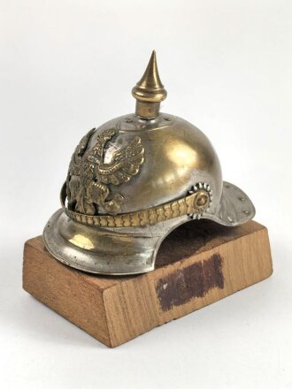 Preussen, Miniaturhelm auf Holzsockel. Gesamthöhe 65mm