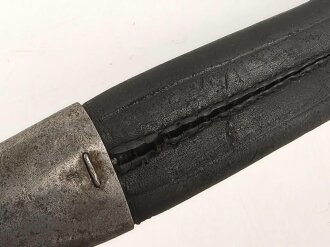 Lederscheide für ein Seitengewehr 98/05 alter Art. Das Leder trocken, Gesamtlänge 37,5cm