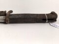 1.Weltkrieg/Griechenland, Ersatzseitengewehr 98/03, sogenanntes griechisches Messer Modell 1903/14, vorwiegend wohl in Bayern geführt, Hersteller Simson & Co  Suhl, ungereinigtes Stück, die Lederscheide trocken aber nicht geschrumpft