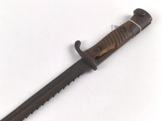 Seitengewehr 98 lang mit Sägerücken, Kammerstück von 1905. Eine Griffschale defekt, Hersteller Erfurt, ungereinigte Kammerstück