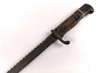 Seitengewehr 98 lang mit Sägerücken, Kammerstück von 1905. Eine Griffschale defekt, Hersteller Erfurt, ungereinigte Kammerstück