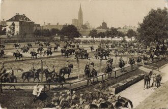 1. Weltkrieg, Foto feldgraue Husaren auf Reitplatz