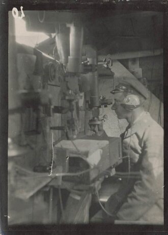 1. Weltkrieg, Foto Beobachtungsstand mit Scherenfernrohren und Nachrichtengerät. Maße 6,5 x 9cm