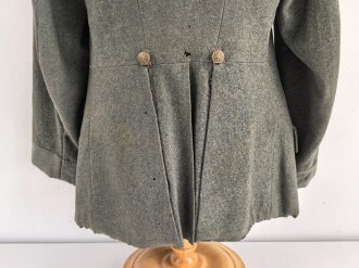 1. Weltkrieg , feldgraue Feldbluse Modell 1910. Kammerstück von 1914, geändert auf Modell 1915. Die Ärmelaufschläge danach geändert, der Kragen neuzeitlich angebracht