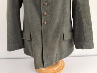 1. Weltkrieg , feldgraue Feldbluse Modell 1910. Kammerstück von 1914, geändert auf Modell 1915. Die Ärmelaufschläge danach geändert, der Kragen neuzeitlich angebracht