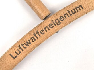 Kleiderbügel aus Holz " Luftwaffeneigentum"