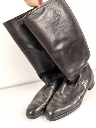 Paar Stiefel für einen Offizier der Luftwaffe. Dunkelbraunes Leder, Sohlenlänge 29,5cm, ungereinigtes Paar