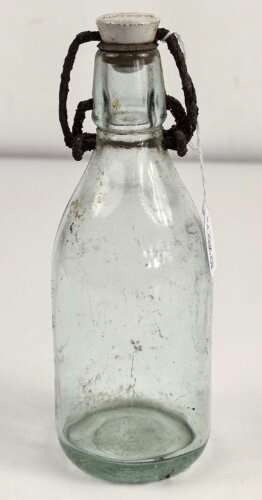 "Eigentum der Luftwaffe" Glasflasche mit Bügelverschluss, dieser Festgerostet