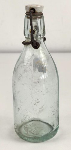 "Eigentum der Luftwaffe" Glasflasche mit Bügelverschluss, dieser Festgerostet