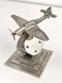 Luftwaffe, dekorative Tischdekoration, stilisiertes Flugzeug auf Würfel, komplett aus Aluminium gefertigt, Maße des Sockels 14 x 14cm, Gesamthöhe 19cm , Flugzeug wackelt ein wenig. Ungereinigtes Stück