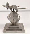 Luftwaffe, dekorative Tischdekoration, stilisiertes Flugzeug auf Würfel, komplett aus Aluminium gefertigt, Maße des Sockels 14 x 14cm, Gesamthöhe 19cm , Flugzeug wackelt ein wenig. Ungereinigtes Stück