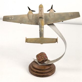 LuftwaffeTischdekoration, Flugzeug aus Holz, Originallack. Flügelspannweite 32,5cm