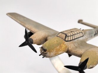 LuftwaffeTischdekoration, Flugzeug aus Holz, Originallack. Flügelspannweite 32,5cm