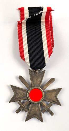 Kriegsverdienstkreuz 2. Klasse 1939 mit Schwertern, im Bandring mit Hersteller " 87 Roman Palme, Gablonz ", am Band, Buntmetall