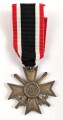 Kriegsverdienstkreuz 2. Klasse 1939 mit Schwertern, im Bandring mit Hersteller " 87 Roman Palme, Gablonz ", am Band, Buntmetall