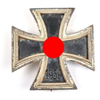 Eisernes Kreuz 1. Klasse 1939, Hakenkreuz minimal berieben, Zargen noch mit guter Versilberung, magnetisch