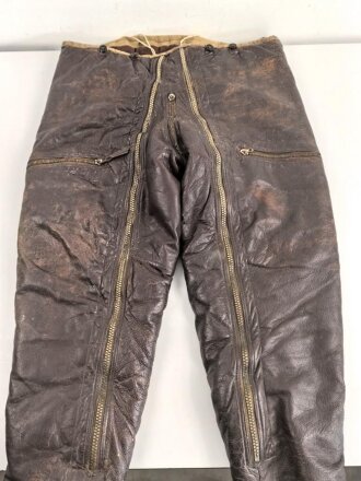 Lederhose für fliegendes Personal. Höchstwahrscheinlich U.S. Air Force. Kein Etikett, Bund umnäht, Reissverschlüsse schwer- aber gängig.