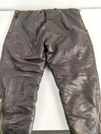 Lederhose für fliegendes Personal. Höchstwahrscheinlich U.S. Air Force. Kein Etikett, Bund umnäht, Reissverschlüsse schwer- aber gängig.