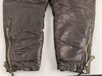 Lederhose für fliegendes Personal. Höchstwahrscheinlich U.S. Air Force. Kein Etikett, Bund umnäht, Reissverschlüsse schwer- aber gängig.