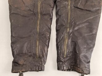 Lederhose für fliegendes Personal. Höchstwahrscheinlich U.S. Air Force. Kein Etikett, Bund umnäht, Reissverschlüsse schwer- aber gängig.