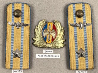 Rumänien Luftwaffe, Sammlung  Kragenspiegel und Schulterklappen für Offiziere, auf Karton getackert