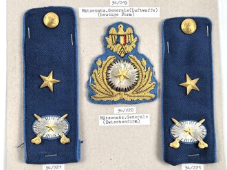 Rumänien Luftwaffe, Sammlung  Mützenabzeichen und Schulterklappen für Generale, auf Karton getackert