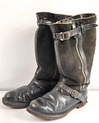 Luftwaffe, Paar Stiefel für fliegendes Personal.  Ausführung mit jeweils zwei Reissverschlüssen. Ungereinigtes Paar, Reissverschlüsse gängig, Innenfutter mottig. Neu besohlt, Sohlenlänge 30cm